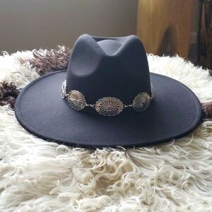 wide brimmed fedora